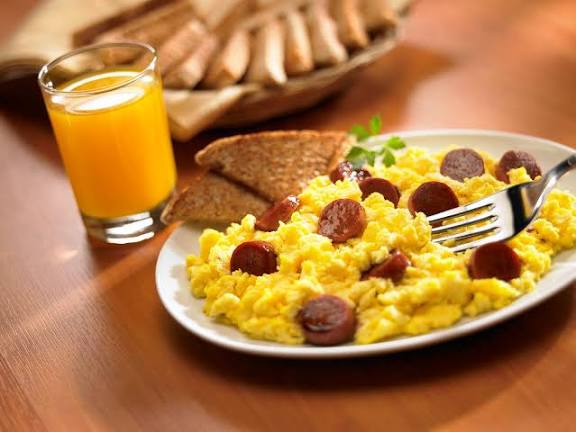 HUEVOS CON SALCHICHA