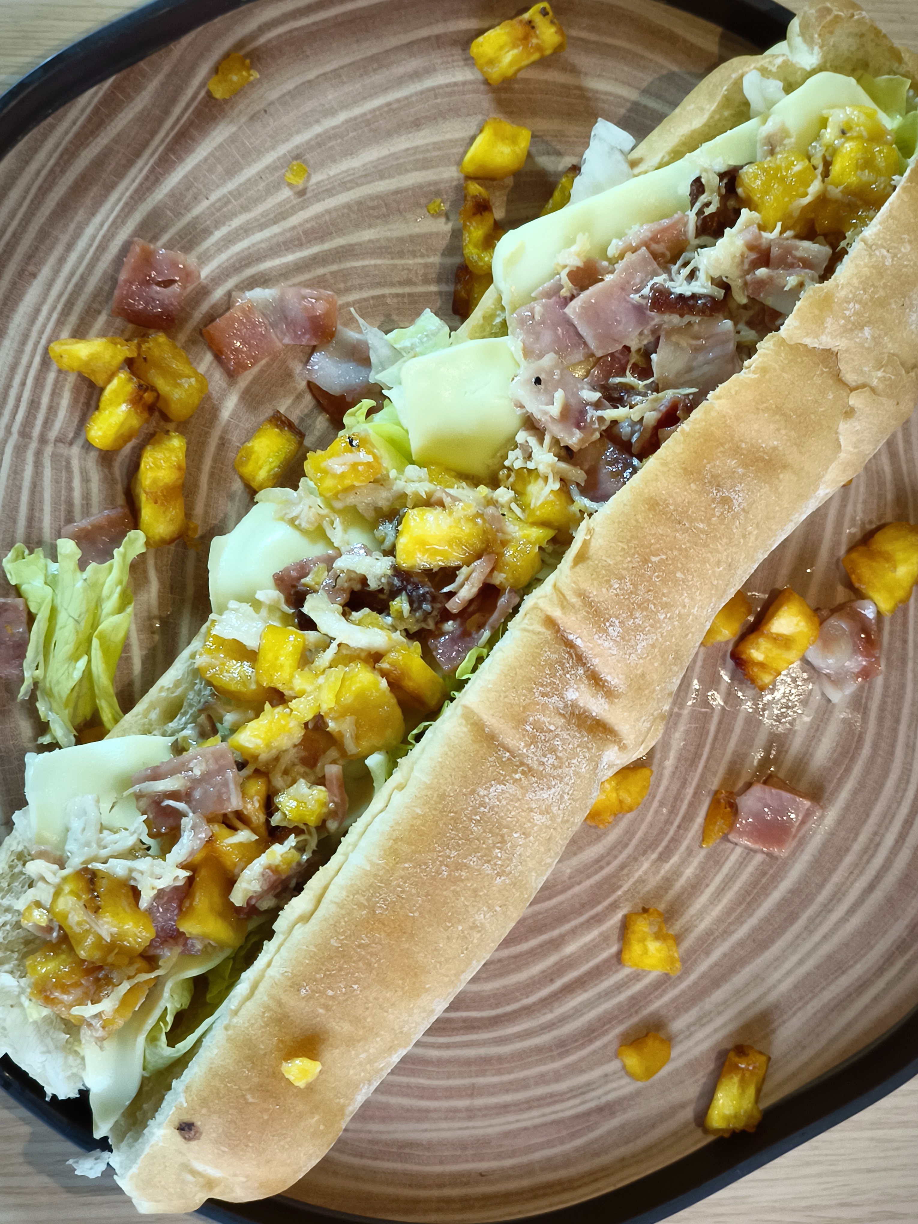 Sándwich de Pechuga en salsa de Maduro tipo guayabo