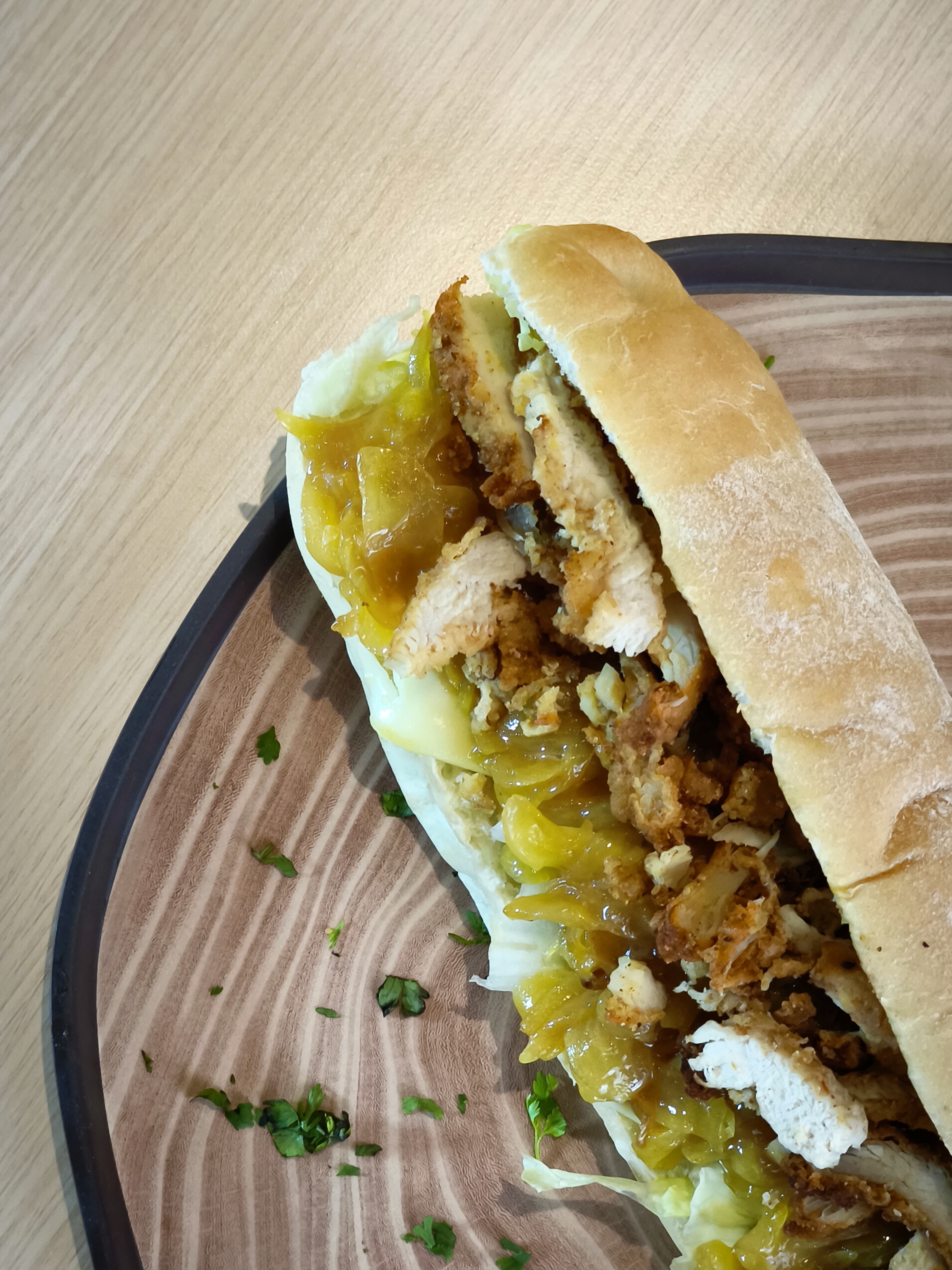 Sándwich de Filete de pollo apanado con cebolla caramelizada